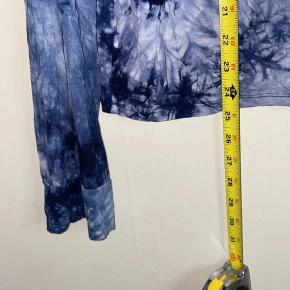 🪿Adorable shades of blue tie-dyed patterned long sleeved top! - Picture 4 of 6